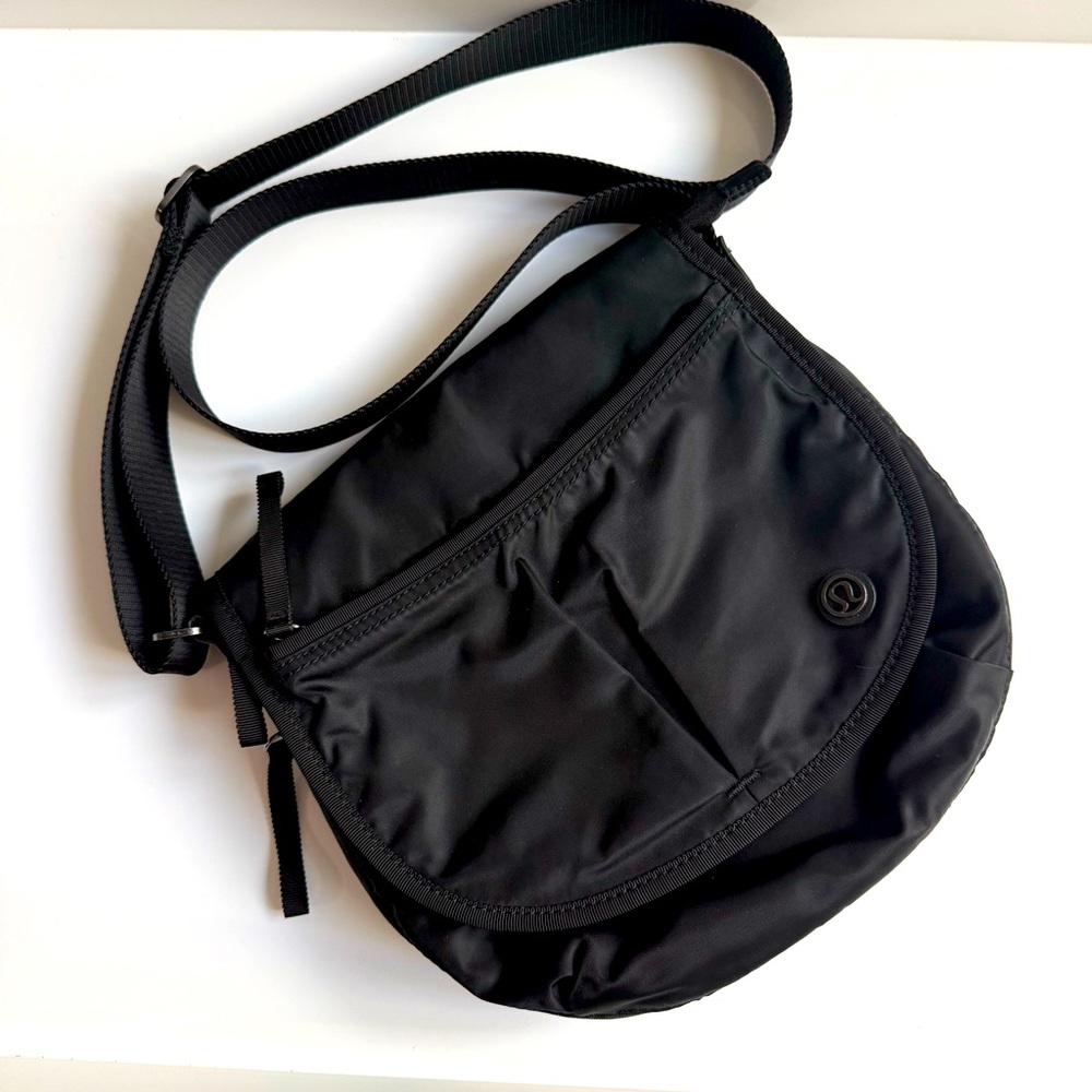 Lululemon The Essentials Bag in Black